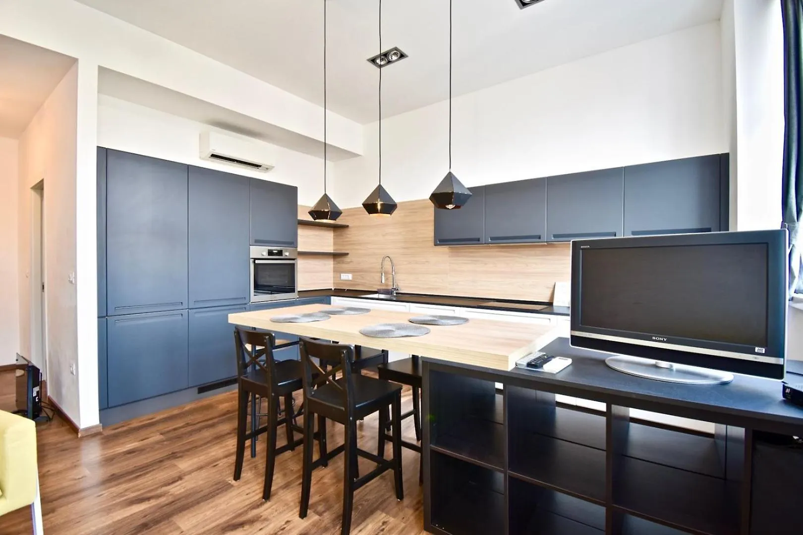 Modern Apartment With 2 Bedrooms Near Arena